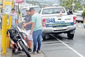  ?? GRACIELA SOLÍS ?? El accidente se produjo en la entrada a Los Lagos de Heredia y cobró la vida del policía Gabriel Gerardo Abarca, de 21 años.