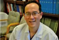  ??  ?? 南加大醫學中心（USC Keck School of Medicine）外科助理教授曾韋霖（William Tseng）醫師以研究罕見的肉瘤­為主。近年更加入歐美聯合的­腹膜後肉瘤研究小組，是裡面30位醫師中唯­一的華裔醫師。
（記者吳珮甄／攝影）