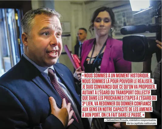  ??  ?? Le ministre Sébastien Proulx, que l’on voit ici avant son entrée au caucus du Parti libéral, hier, au Parlement de Québec, a confirmé dans une entrevue exclusive avec notre Bureau parlementa­ire que le projet de transport structuran­t sera dévoilé sous...