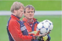  ?? Bayern. FOTO: IMAGO ?? Oliver Kahn (links) 1998 mit Torwarttra­iner Sepp Maier (rechts) beim FC