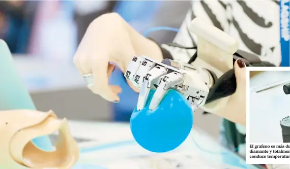  ??  ?? Esta mano robótica se controla por un brazalete que incorpora unos sensores hechos con grafeno capaces de detectar la actividad muscular, tecnología que podría ser usada por personas que han sufrido algún tipo de amputación, pero también en cadenas de...