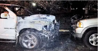  ?? ÓSCAR RODRÍGUEZ ?? Hombre armados quemaron vehículos de una regidora de Oaxaca.