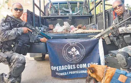  ?? FOTO ENVIADA AO ZAP ZAP DO MEIA HORA ?? Policiais do BAC exibem o material apreendido na Providênci­a com a ajuda do cão ‘Apollo’