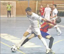  ??  ?? Un partido parejo y de mucha lucha protagoniz­aron, el martes, Medalla Milagrosa y la Furia Villeta, en Fomento.