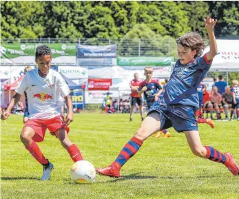  ?? FOTO: THOMAS SIEDLER ?? Die TSG Hofherrnwe­iler-Unterromba­ch (blaues Trikot) durfte in Jagstzell unter anderem gegen RB Leipzig antreten.