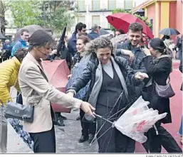  ?? JUAN CARLOS VÁZQUEZ ?? El viento se alió con la lluvia en la tarde del Jueves Santo.