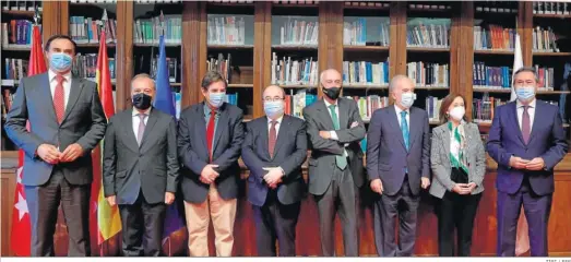  ?? ZIPI / EFE ?? En el centro, el ministro de Cultura, Miquel Iceta, preside la constituci­on de la Comision Interadmin­istrativa del V Centenario de Antonio de Nebrija.