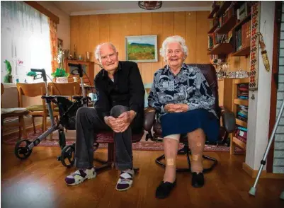  ?? FOTO: REIDAR KOLLSTAD ?? 99 år gamle Hans Bjarne Hansen steller for seg selv og kona Ester på 98. De feiret nylig 73-årsbryllup­sdag.