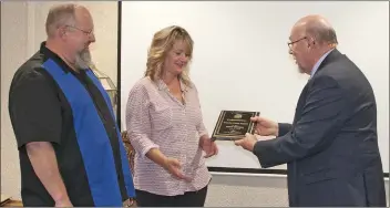  ?? SCOTT ANDERSON/SOUTHWEST BOOSTER ?? Shirley Anne Friesen and Terry Friesen were presented a grand opening plaque by Swift Current City Council member Ron Toles during the Willow Creek Manor Grand Opening on October 6.