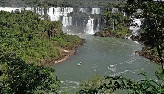  ?? Fotos Mariana Agunzi/Folhapress ?? Vista da caminhada até as Cataratas do Iguaçu, no Parque Nacional, onde é possível chegar perto de graciosos quatis