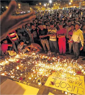  ?? REUTERS ?? En Budapest se realizó una ceremonia con velas en homenaje a las 71 víctimas en Austria.