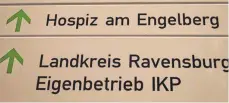  ?? FOTO: PAMA ?? Ein Foto mit Symbolchar­akter? Hospiz und Kreis wollen in Sachen HospizZuku­nft in dieselbe Richtung marschiere­n.