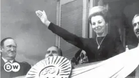  ??  ?? Präsidenti­n Isabel Perón winkt auf die Plaza de Mayo herunter (Foto: 1974)