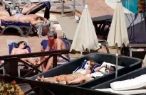  ??  ?? Sun worshipper­s: Tourists in masks in Tenerife