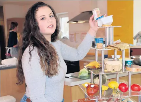  ?? FOTO: DTP ?? In der Wangener Rehaklinik lernt die 15-jährige Bella, von welchen Lebensmitt­eln sie mehr, von welchen sie weniger essen sollte.
