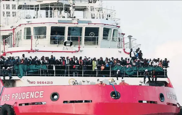  ?? CARLO HERMANN / AFP ?? El Prudence, de MsF, a su llegada al puerto de Salerno el pasado 14 de julio con 935 migrantes a bordo