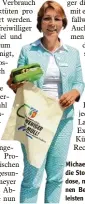  ?? Foto: Th. Goßner ?? Michaela Stadelmeye­r präsentier­t die Stofftasch­en und die Brotzeit dose, mit denen der Landkreis ei nen Beitrag zur Müllvermei­dung leisten will.