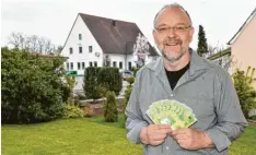  ?? Foto: Manfred Rinke ?? Manchmal kommt das Glück überrasche­nd, wie für Thomas Bauch, der am Donners‰ tag als glückliche­r Retro‰Rätsel‰Löser 1000 Euro gewann.