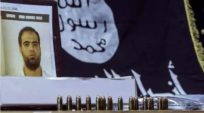  ?? (Ansa) ?? Le indagini Il volto di Saber Hmidi, proiettili e la bandiera dell’Isis