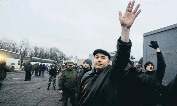 ?? ALEKSEY FILIPPOV / AFP ?? Rebeldes prorrusos prisionero­s de Kíev a punto de ser liberados ayer en el puesto de control de Horlivk, cerca de Donetsk