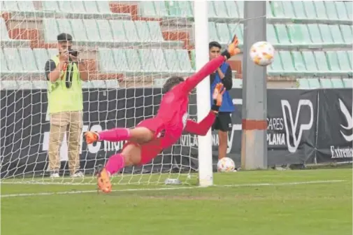  ?? // ABC ?? En la imagen de arriba, Carlos Marín ataja el penalti a Boneque en la primera mitad que dio fuerzas a los suyos. En la segunda imagen (derecha), Simo intenta zafarse de un contrario durante el partido en el estadio Romano ‘José Fouto’ de Mérida que ha dejado un recuerdo amargo tras haber logrado allí el ascenso la pasada temporada