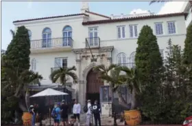  ?? JENNIFER KAY — THE ASSOCIATED PRESS ?? In this Tuesday photo, tourists pose for photograph­s and read a restaurant menu in front of The Villa Casa Casuarina, a boutique hotel that once was the home of fashion designer Gianni Versace in Miami Beach, Fla. The new season of “American Crime...