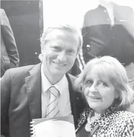  ??  ?? EL CANDIDATO PRESIDENCI­AL José Antonio Kast junto a la ex dirigente de RN en Los Ángeles, Natacha Rivas.