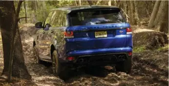  ?? MARK RICHARDSON FOR THE TORONTO STAR ?? The 2015 Range Rover Sport SVR easily chews up the mud at Monticello in New York.