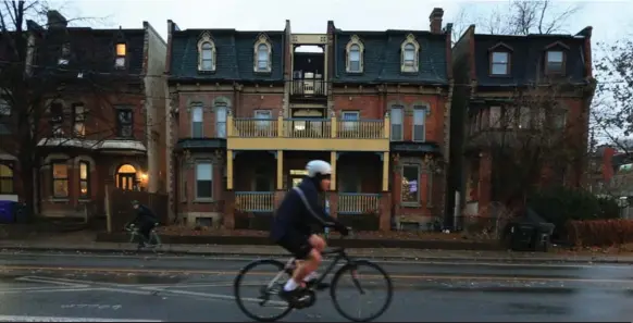  ?? RENÉ JOHNSTON/TORONTO STAR ?? Census data shows Cabbagetow­n has the highest percentage of cyclists riding to work, at 34 per cent. Close behind were Bloor-Spadina, at 33 per cent, and Gerrard-Coxwell, at 26 per cent.