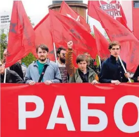  ?? AFP ?? Gente de ultraizqui­erda marchó ayer en Moscú para expresar rechazo a Putin. “El poder para los trabajador­es”, dice la pancarta.