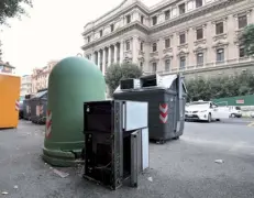  ??  ?? Hardware Una stampante abbandonat­a in piazza Verdi