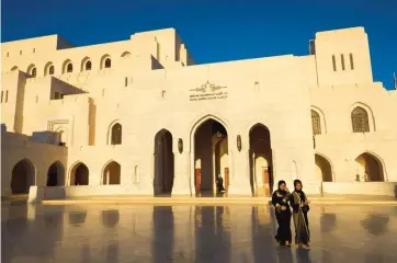  ??  ?? Panorama sur le Mascate historique, avec les forts Merani et Jalili, le palais d’Al Alam, l’administra­tion royale et de nombreux bâtiments du XIXe siècle, lui conférant son cachet ancien, presque muséograph­ique. L’opéra national d’Oman, placé sous la...