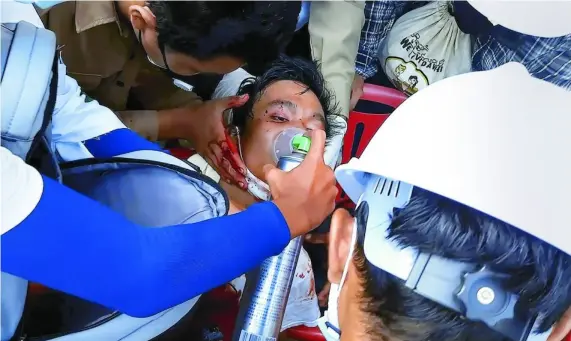  ?? AP ?? Un joven herido de bala en el pecho es atendido en una calle de Dawei, Myanmar, ayer