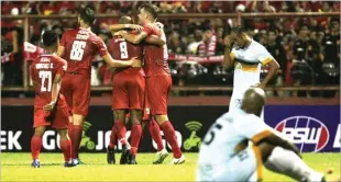  ?? TAWAKKAL/FAJAR ?? TAMU MALU: Para pemain PSM merayakan gol yang dicetak Willem Jan Pluim ke gawang Persela di Stadion Andi Matalatta, Makassar, kemarin. PSM membalas kekalahan di Piala Presiden 2017.