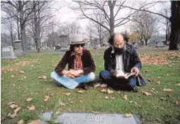  ??  ?? Sobre estas líneas, el músico y Allen Ginsberg sentados junto a la tumba del novelista y poeta Jack Kerouac en el cementerio de Lowell, Massachuse­tts. Kerouac fue una gran fuente de inspiració­n