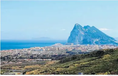  ?? ERASMO FENOY ?? Vista de La Línea, con el peñón de Gibraltar al fondo.