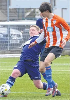  ?? Picture: Paul Amos FM4749930 ?? Willesboro­ugh Athletic (blue) get a tackle in against Cuxton 91