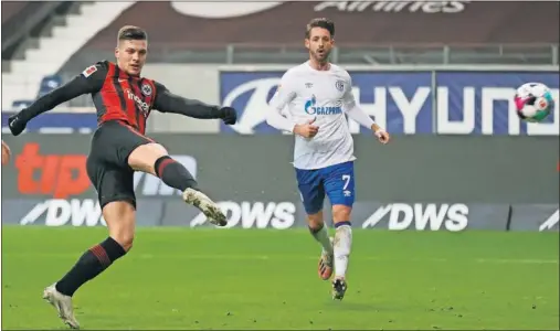  ??  ?? Con este gesto de volea con la derecha marcó Jovic el primero de sus dos goles con el Eintracht ante el Schalke ayer.