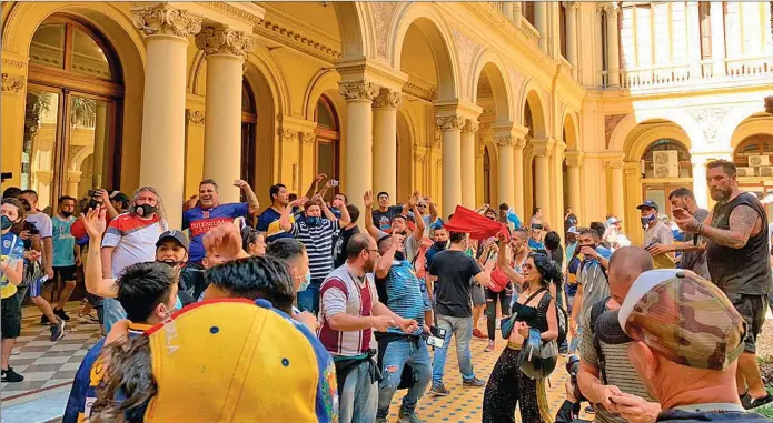  ?? FOTOS: CEDOC PERFIL ?? INCIDENTES INTERNOS. Los manifestan­tes coparon el Patio de Las Palmeras. Lograron sortear la seguridad de la calle Balcarce y también el ingreso de Rivadavia.