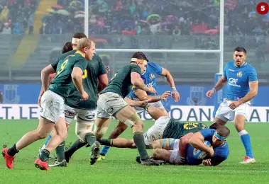  ?? (Bergamasch­i, eccetto la foto numero 4) ?? Istantanee Colori e protagonis­ti della partita Italia-Sudafrica
1 Un variopinto tifoso degli Springboks
2 I tifosi disabili assistono sotto la pioggia
3 Gli azzurri in una pausa
4 Un gruppo di appassiona­ti italiani
5 Un’azione della partita 5