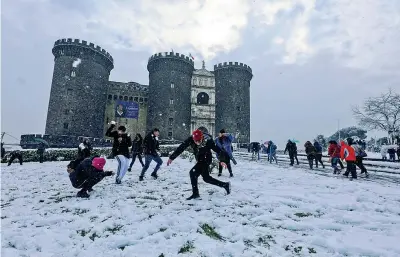  ??  ?? Burian ha imbiancato anche Napoli e davanti a Castel Nuovo i ragazzi hanno colto la rara occasione di giocare a palle di neve
