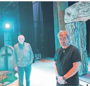  ?? FOTO: MICHAEL SCHÜTZ ?? Die Märchen-Tüftler: Die Regie führt einmal mehr Michael Tesch (links), Dirk Beck ist der Mann für die Technik.
