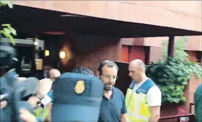  ?? MARTA RAMON / RAC1 ?? Sandro Rosell, durante un registro policial poco después de su detención