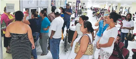  ??  ?? REFERENCIA. A diario llegan decenas de pacientes al Hospital Atlántida provenient­es del litoral atlántico.