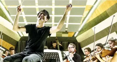  ??  ?? Vitale
Ezio Bosso con la Europe Philharmon­ic Orchestra da lui diretta. Raggiunse la popolarità nel 2016 grazie al Festival di Sanremo