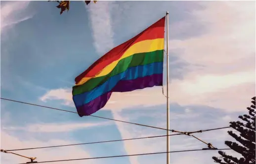  ??  ?? Le drapeau arc-en-ciel de la communauté LGBT flotte dans le ciel du Castro.