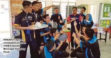  ??  ?? PENUNTUT diploma menjayakan program STEM di Sekolah Menengah Kampung Perak.