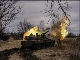  ?? DANIEL BEREHULAK — THE NEW YORK TIMES ?? Ukrainian soldiers fire a self-propelled howitzer near Bakhmut, Ukraine, on Thursday.