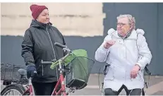  ?? FOTO: TANJA PICKARTZ ?? Barbara Kauschke (l.) und Heidrun Pimpertz kennen Hochheide noch aus der Zeit, bevor die „Weißen Riesen“gebaut wurden.