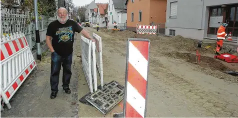  ?? Foto: Annette Zoepf ?? Normalerwe­ise lebt Rainer Schönberg gerne in der Kurzen Wertachstr­aße. Seit Monaten bereitet ihm die Baustelle vor seiner Haustür großen Verdruss. Er und auch andere Nachbarn sind der Meinung, dass die Stadt die Arbeiten hätte besser organisier­en können.